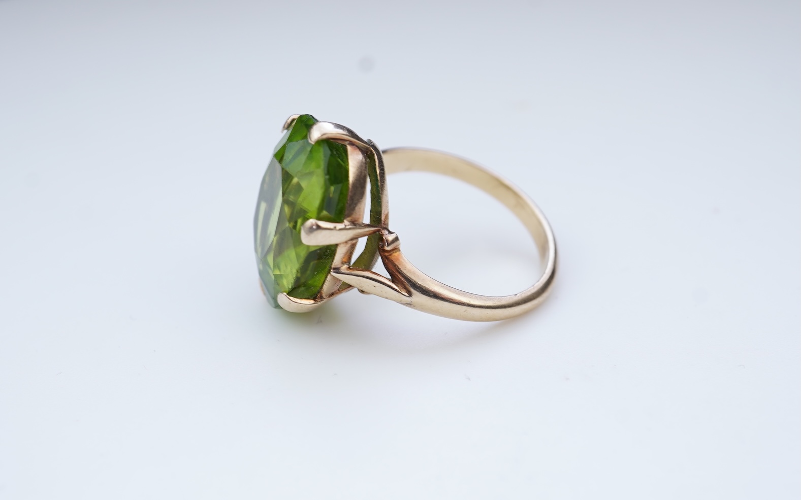 A peridot ring, early 20th century